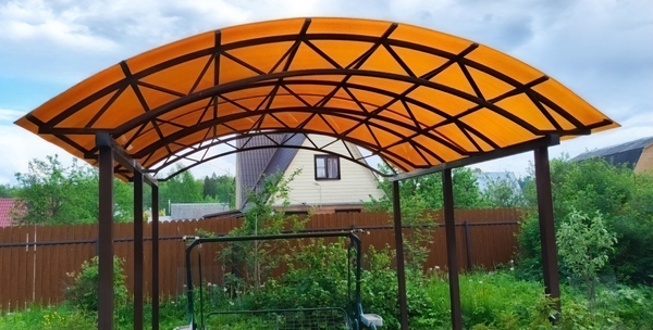 Навес для дачи с кровлей из оранжевого поликарбоната Навес для дачи с кровлей из оранжевого поликарбоната