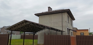 Двускатный навес с коричневым профнастилом