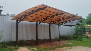 Навес полуарочный из оранжевого поликарбоната Навес полуарочный из оранжевого поликарбоната